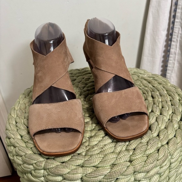 Eileen Fisher Ann Tan Nubuck Soft Crisscross Strap Block Heel Sandals - Picture 5 of 10